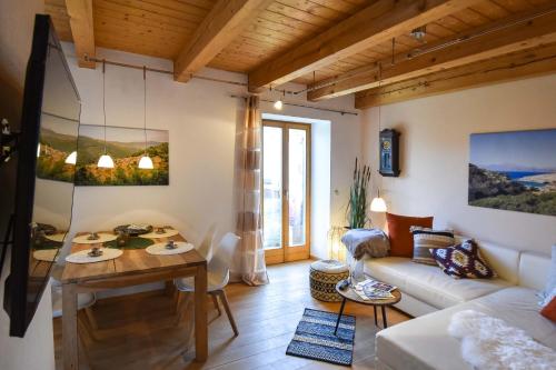 ein Wohnzimmer mit einem Sofa und einem Tisch in der Unterkunft Charmante Chiemgauwohnung in Wasserburg am Inn