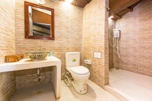y baño con aseo, lavabo y ducha. en Koh Talu Island Resort, en Bang Saphan Noi