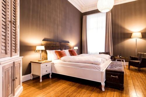 a bedroom with a large bed and a window at Alsterblick Boutique Hotel in Hamburg