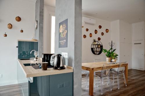 una cucina con tavolo in legno e piano di lavoro di Charming Flat Milazzo 32 a Bologna