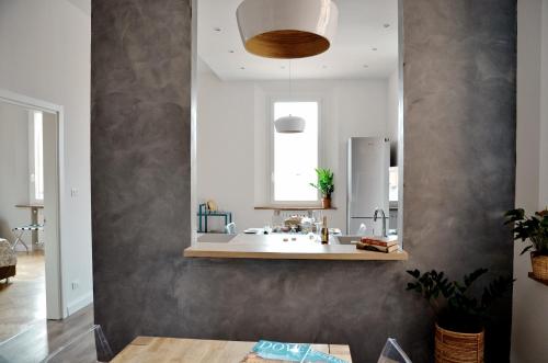 bagno con lavandino e specchio di Charming Flat Milazzo 32 a Bologna