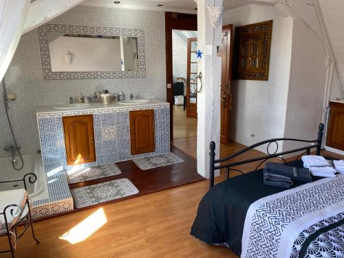 1 dormitorio con 1 cama y baño con lavamanos en Loft de Lancelot City Center en Sens