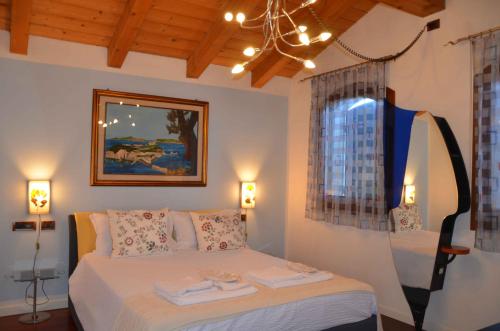 ein Schlafzimmer mit einem Bett und einem großen Fenster in der Unterkunft B&B Melograno MC in Rubano