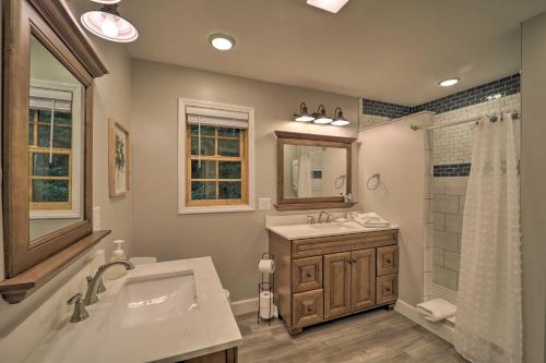ein Badezimmer mit Badewanne, Waschbecken und Dusche in der Unterkunft Golf and Resort Amenities Newland Mountain Cabin in Newland