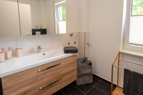 ein Bad mit einem Waschbecken und einem Spiegel in der Unterkunft AusZeit ! in Wernigerode