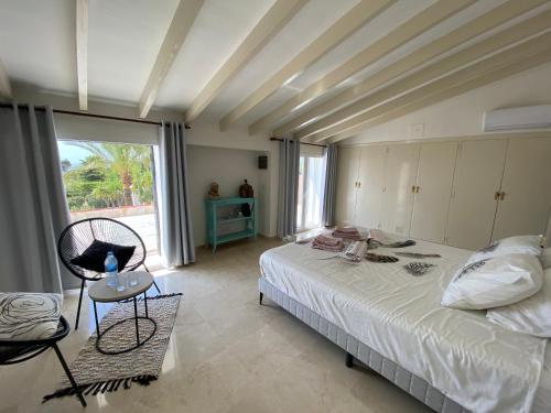 1 dormitorio con 1 cama, 1 silla y 1 ventana en B&B Casa Pedramala, en Pedramala