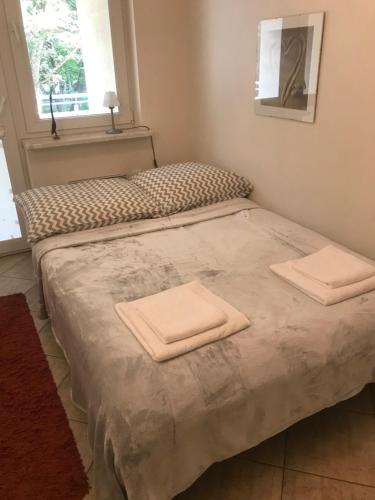 un letto in una stanza con due asciugamani di Apartament BURSZTYN a Kołobrzeg