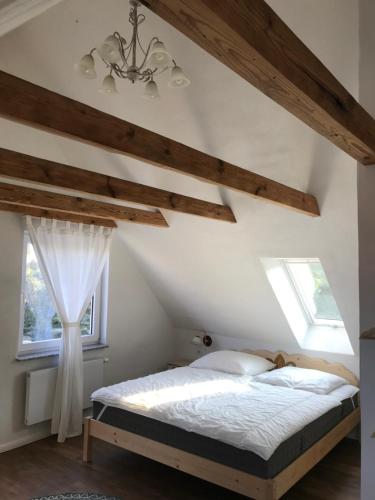 - une chambre avec un lit et 2 fenêtres dans l'établissement Ferienwohnung in der Uckermark am Oberuckersee OT Warnitz, à Warnitz
