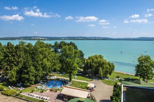 uma vista para o lago a partir de um resort em Hotel Club Tihany em Tihany