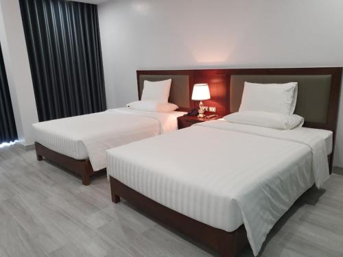 Кровать или кровати в номере Ha Long Bay Tuần Châu Hotel