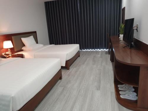 Кровать или кровати в номере Ha Long Bay Tuần Châu Hotel
