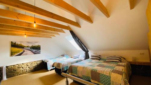 Una cama o camas en una habitación de Rennscheune - Himmlisch in die Grüne Hölle