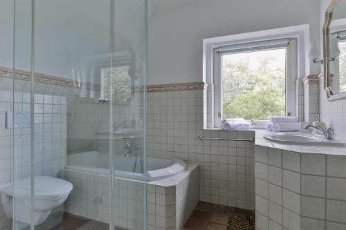 un bagno con wc, doccia e lavandino di Jan´s Hüs a List