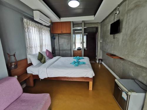 清邁的住宿－L'NER chiang mai，一间卧室,配有一张蓝色花卉床