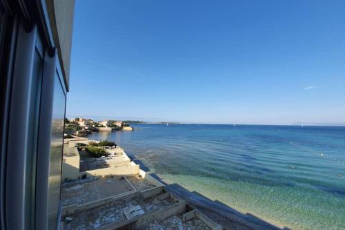 - une vue sur l'océan depuis la fenêtre d'un bâtiment dans l'établissement Miramare studio pieds dans l eau vue mer féerique 180 féerique, à Six-Fours-les-Plages