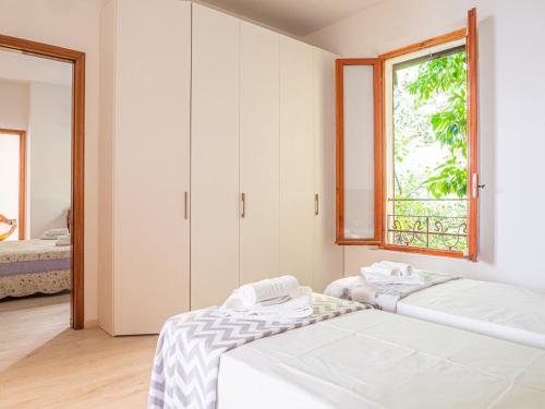 twee bedden in een kamer met een raam bij The Best Rent - Lovely two rooms apartment with terrace in Buenos Aires in Milaan