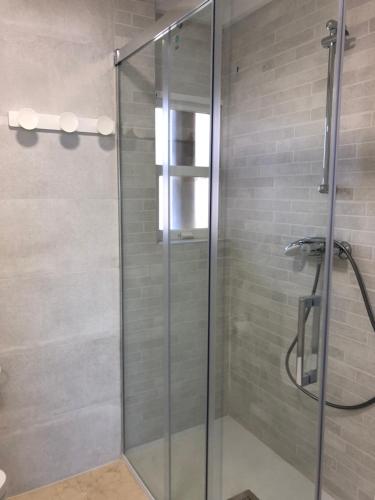 prysznic ze szklanymi drzwiami w łazience w obiekcie Torre Levante Plus - Arca Rent w mieście Benidorm