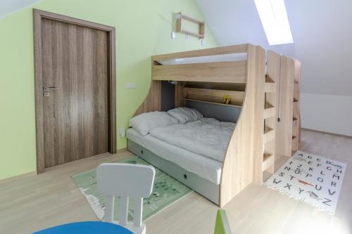 Palanda nebo palandy na pokoji v ubytování Apartmán Horní Mísečky - luxusní ubytování pro dvě rodiny s dětmi