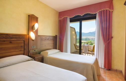 Tempat tidur dalam kamar di Hotel Restaurant Cal Petit