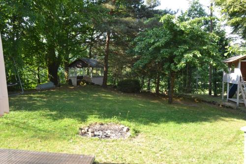 a garden with a gazebo in the middle of a yard at Wanderer Paradies in Pirna