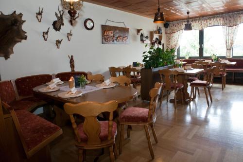 a restaurant with tables and chairs in a room at Gasthof Zum Hohen Lohr in Battenhausen