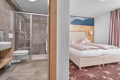 een badkamer met een bed, een douche en een toilet bij Heiners in Sölden