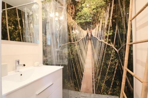 ル・モンドールにあるL'Atelier de Claireのバスルーム(シンク、木の壁のシャワー付)