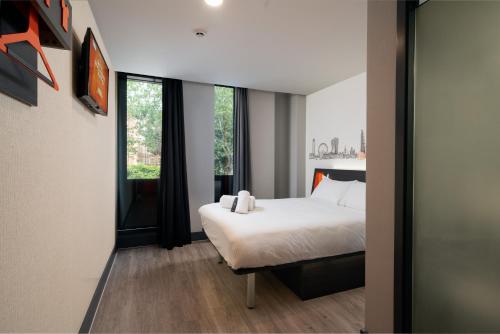 Katil atau katil-katil dalam bilik di easyHotel London City Shoreditch