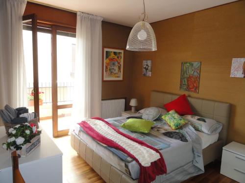 una camera da letto con un letto e un bambino sdraiato sopra di HOUSE DOLCEVITA 30 min per Venezia a Padova