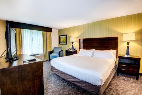 Habitación de hotel con cama y TV de pantalla plana. en Holiday Inn Express - Neptune, an IHG Hotel en Neptune City