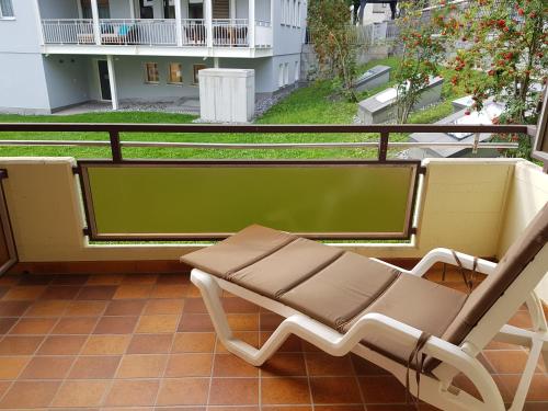una panchina sul balcone di un edificio di Spenglers Inn a Davos