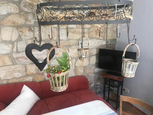 a living room with a couch and two baskets and a tv at Wanderer Paradies in Pirna