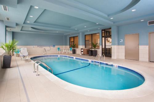 a large swimming pool in a hospital lobby at Holiday Inn Express - Springfield Downtown, an IHG Hotel in Springfield