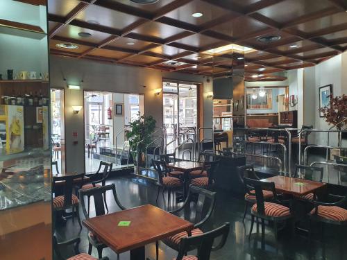 ヒホンにあるB&B HOTEL Gijón Centro Begoñaのテーブルと椅子が備わるレストラン