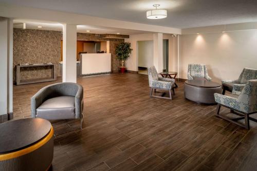 eine Lobby mit Stühlen und ein Wartezimmer in der Unterkunft Clarion Pointe Beckley in Beckley