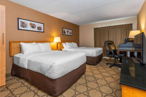 A bed or beds in a room at Comfort Inn Gatineau