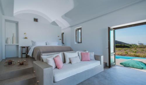 Svetainės erdvė apgyvendinimo įstaigoje Luxury Santorini Villa Villa Senior Suite Private Pool Sea View Imerovigli
