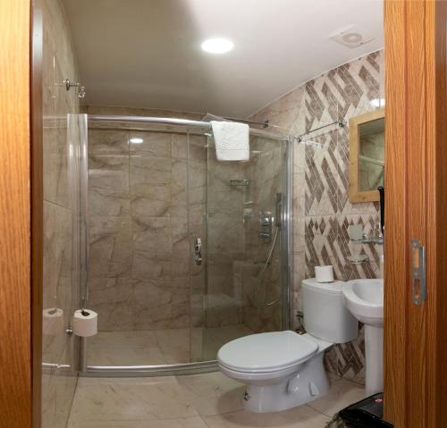 イスタンブールにあるMetro Hotelのバスルーム(シャワー、トイレ、洗面台付)
