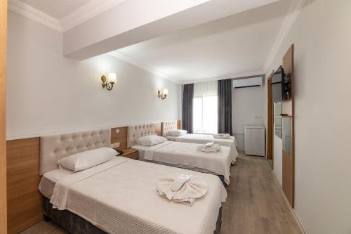 Postel nebo postele na pokoji v ubytování Metro Hotel