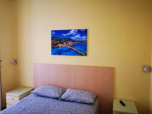 een slaapkamer met een bed en een schilderij aan de muur bij Casa Cupiello Via Chiaia - Casa Vacanze ad uso Esclusivo in Napels