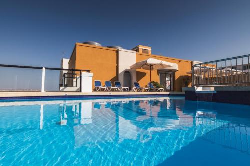 una piscina di fronte a una casa di Sunseeker Holiday Complex a San Pawl il-Baħar