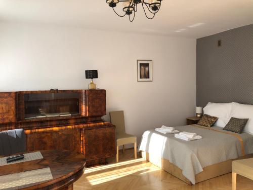 sypialnia z łóżkiem, pianinem i stołem w obiekcie Art deco Apartment w Warszawie