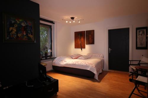 ein Schlafzimmer mit einem Bett in einem Zimmer mit einem Fenster in der Unterkunft Art of Living in Plön