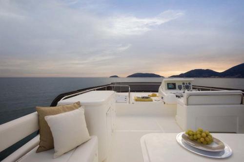 Un balcon sau o terasă la Barco Yacht Ferretti 592