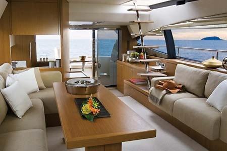 O zonă de relaxare la Barco Yacht Ferretti 592