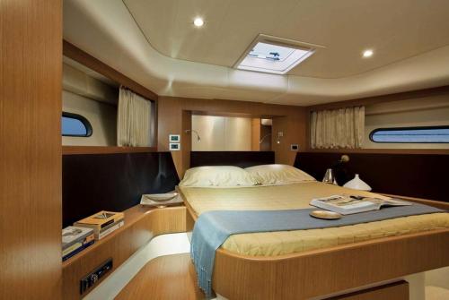 Un pat sau paturi într-o cameră la Barco Yacht Ferretti 592