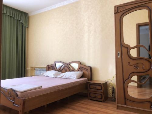Un dormitorio con una cama y un espejo grande. en Гаряча вода та опалення є без світла Aparts on Savchenko 6B street, en Dnipro