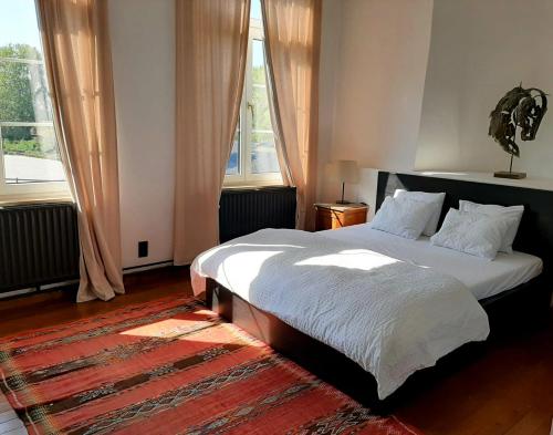 Säng eller sängar i ett rum på Haras & Hotel Petit-Hallet