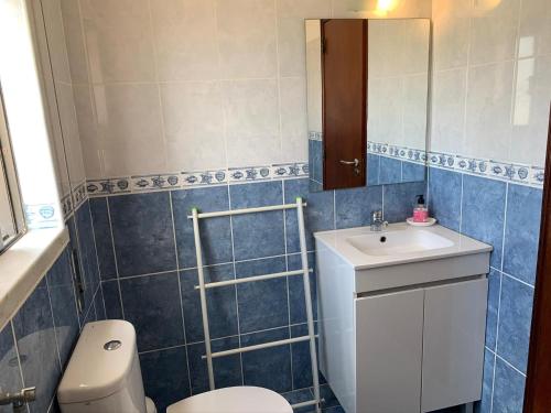 La salle de bains est pourvue de toilettes et d'un lavabo. dans l'établissement Apartamento 806, à Albufeira