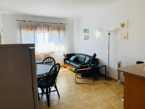 uma sala de estar com um sofá e uma mesa em Apartamento 806 em Albufeira